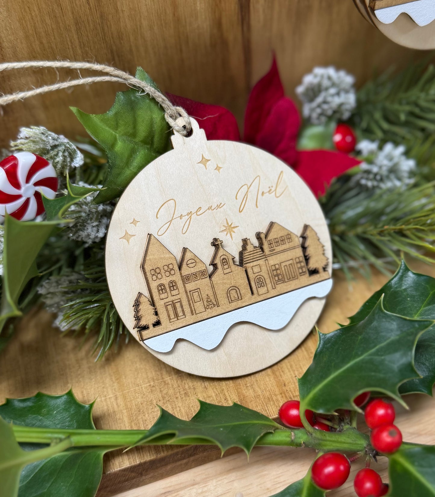 Boule de Noël en bois, avec en relief un village de Noël. personnalisable