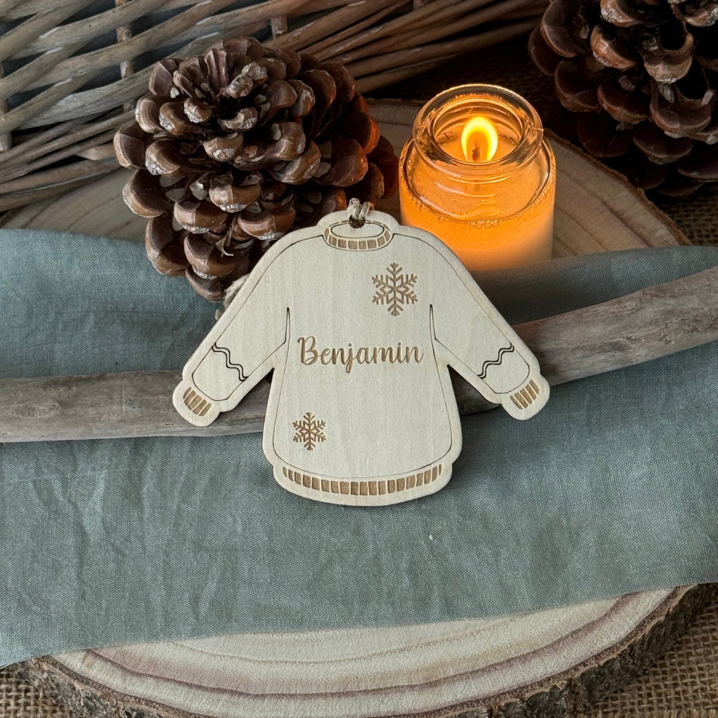 Suspension de Noël en bois en forme de pull de Noël. Personnalisable.