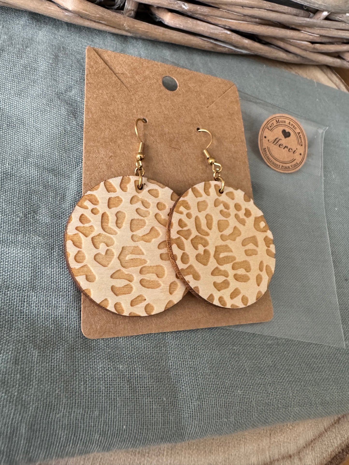 Boucles d'oreilles en bois et acier inoxydable motif léopard, fabrication française.