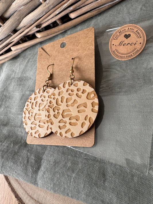 Boucles d'oreilles en bois et acier inoxydable motif léopard, fabrication française.