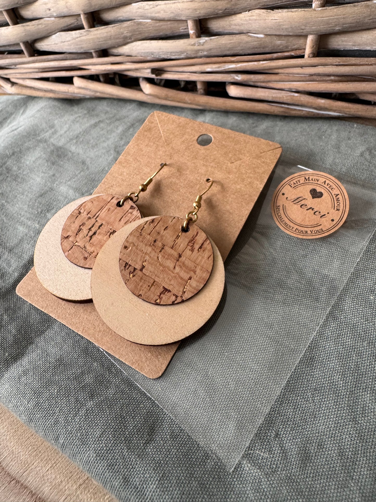 Boucles d'oreilles en bois et liège et acier inoxydable, fabrication française.