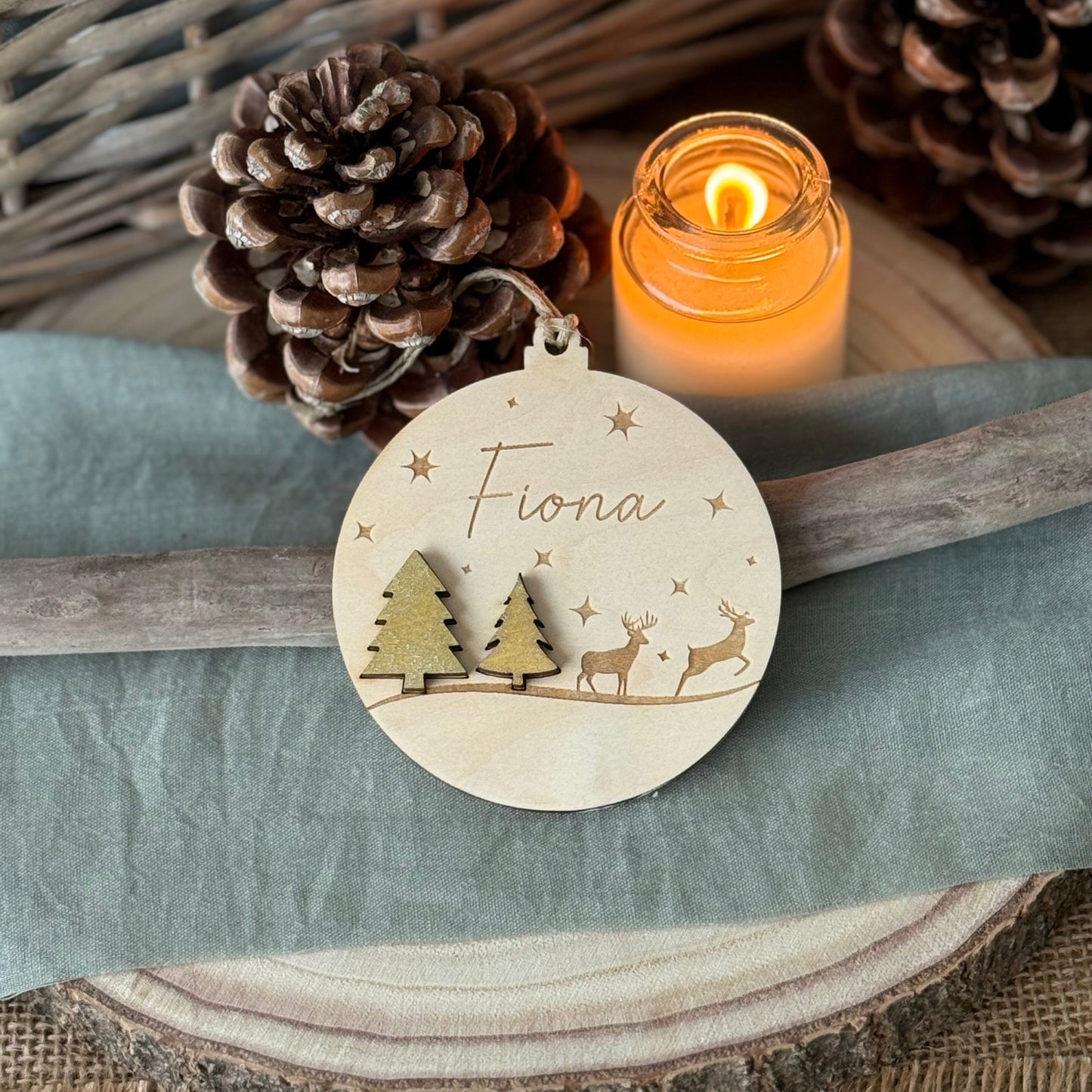boule de noel en bois, avec deux sapins en relief doré, personnalisable