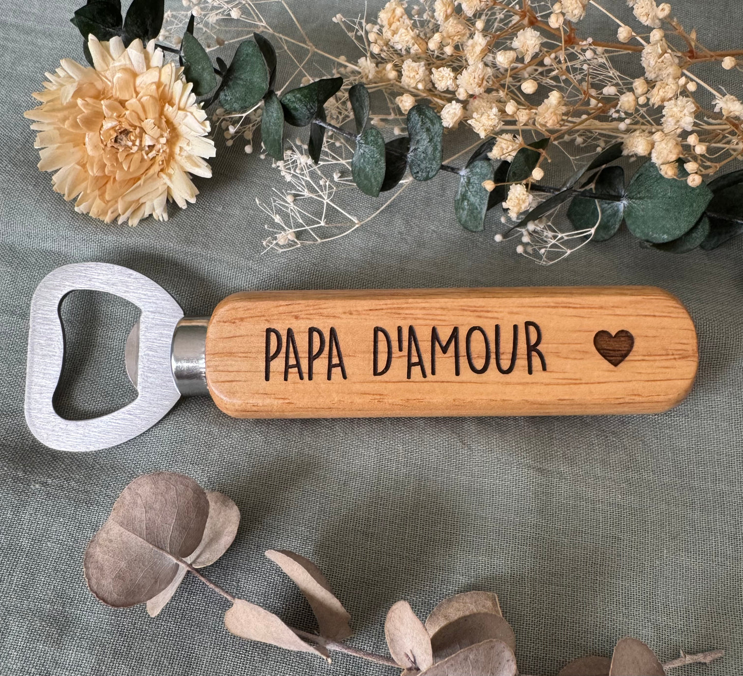 Décapsuleur en bois gravé personnalisé, cadeau original et pratique pour anniversaires, mariages, ou événements spéciaux.