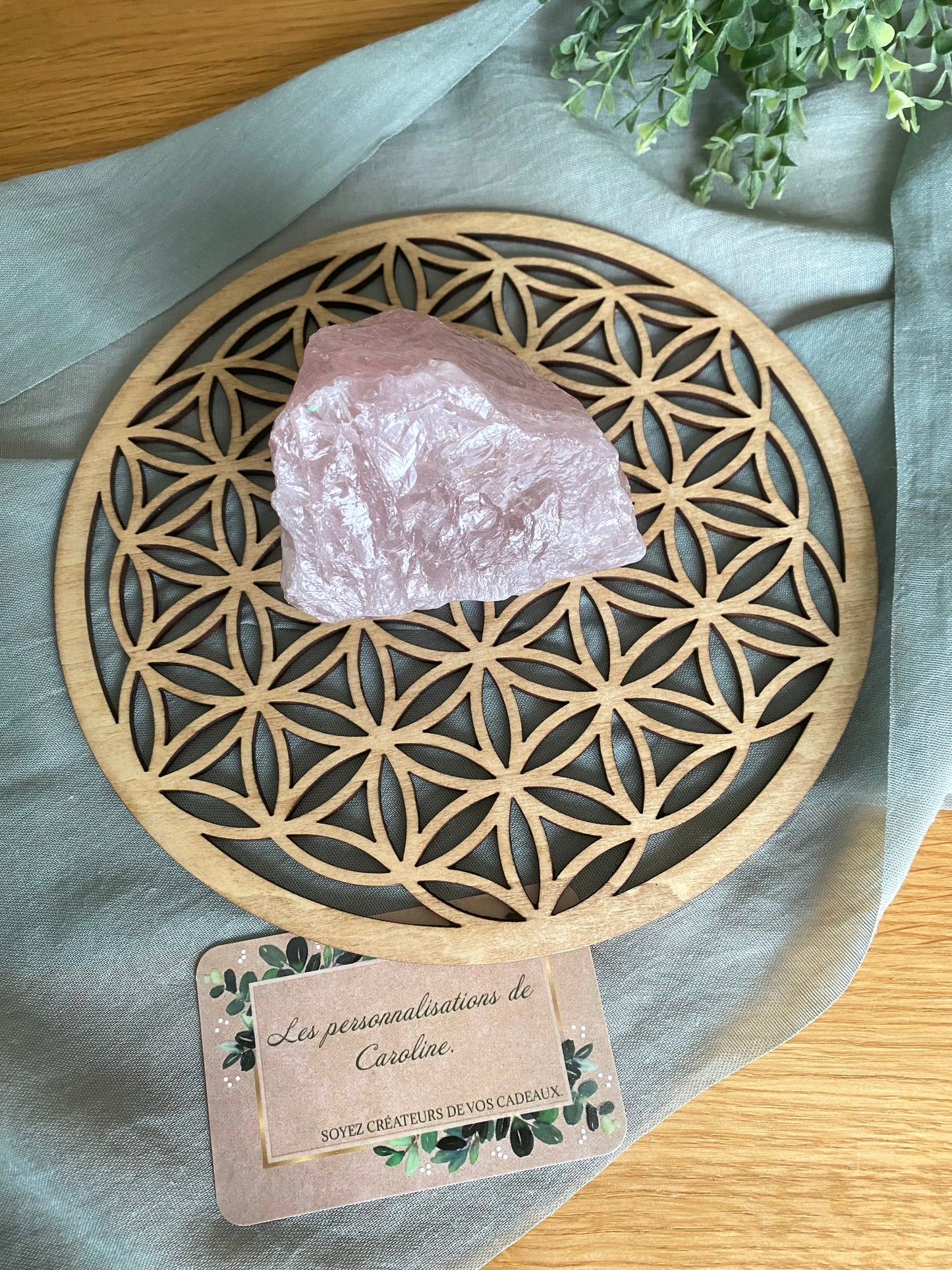 Fleur de vie en bois servant de support pour pierres et cristaux, décoration pour ambiance zen.