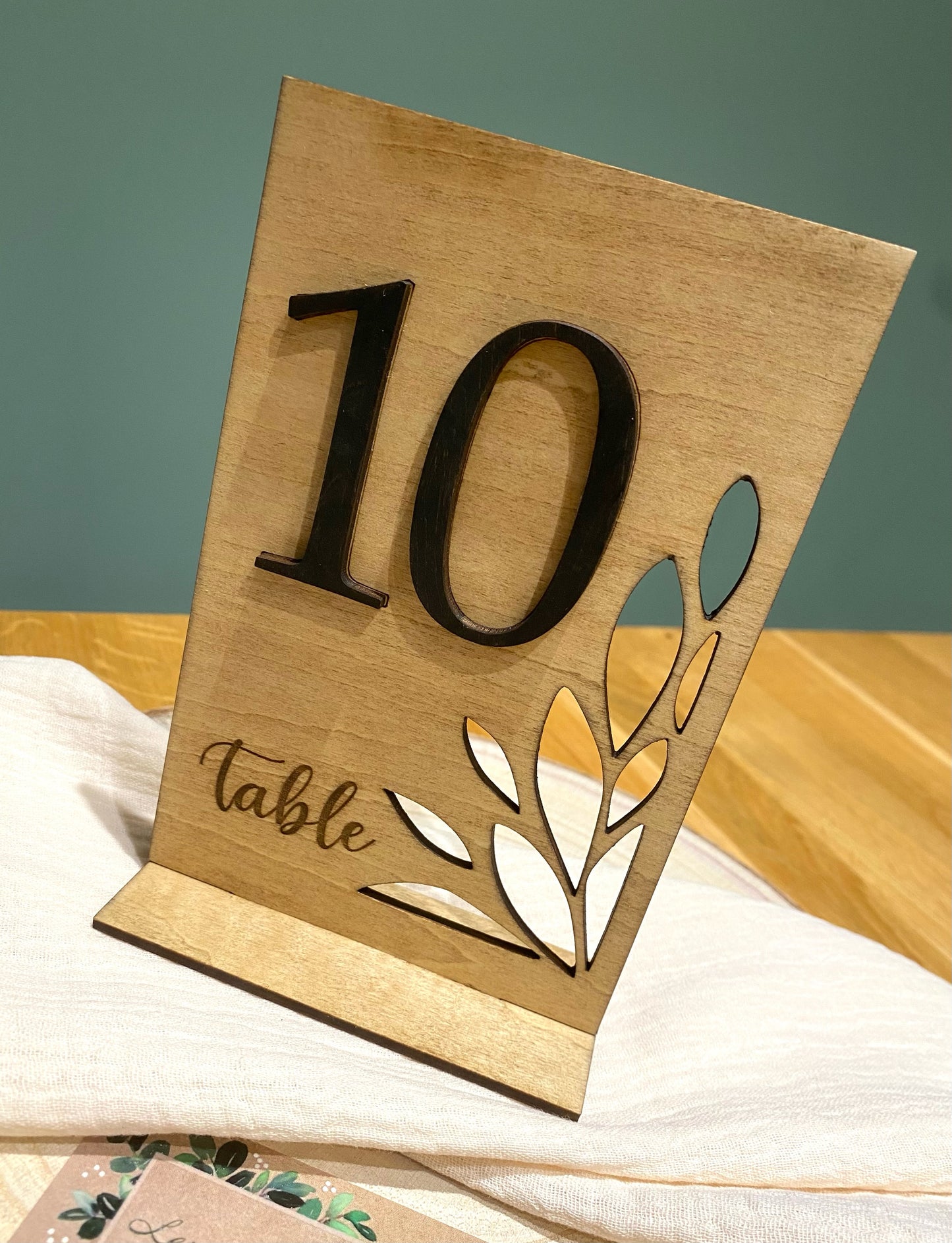 Accessoire de décoration de table mariage - numéro en bois.