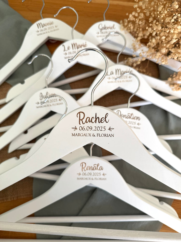 Sélection de cadeaux et décorations personnalisés pour mariage, incluant panneaux en bois gravés, objets uniques et idées originales pour célébrer le grand jour.