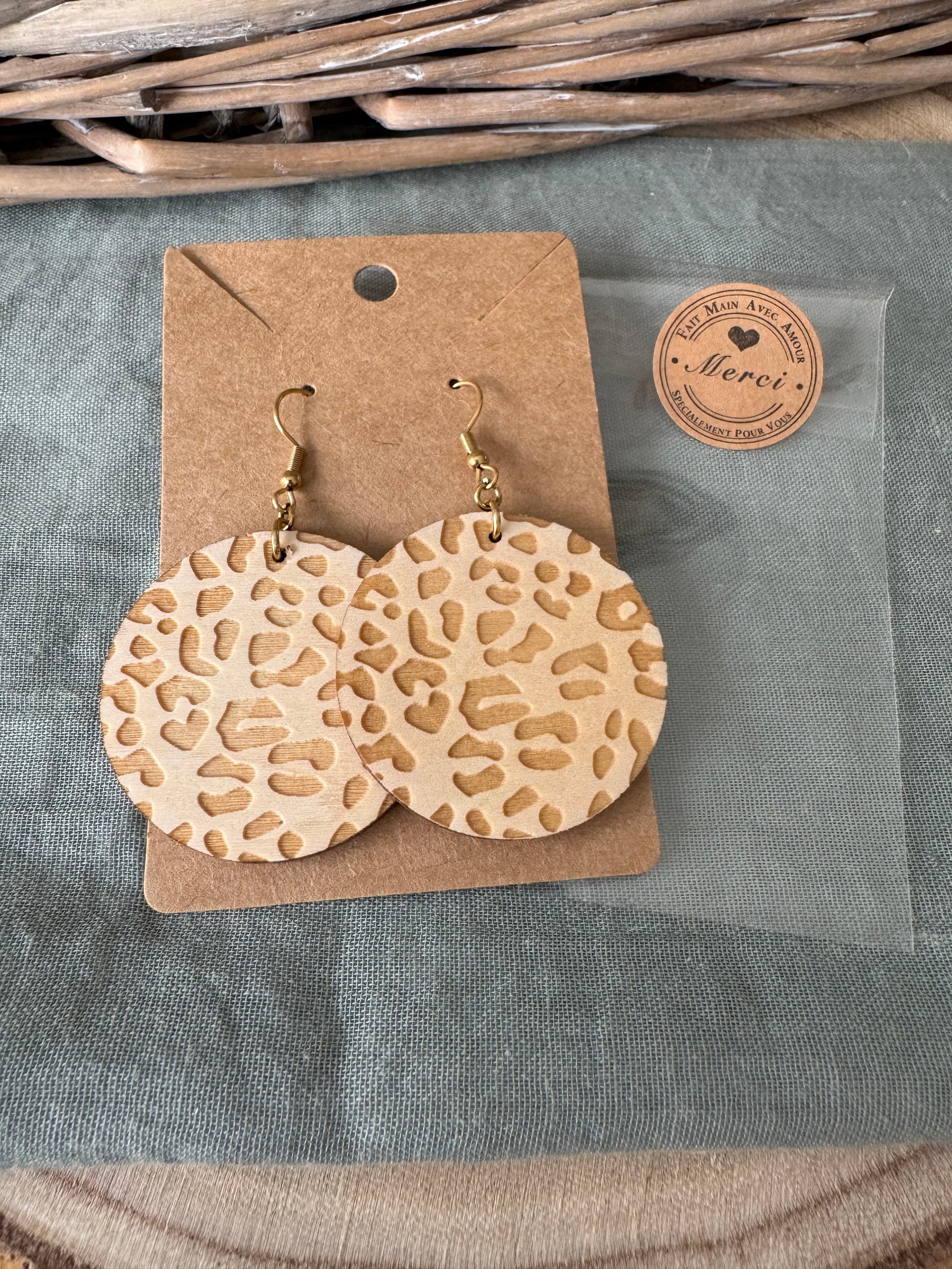 Boucles d'oreilles en bois et acier inoxydable motif léopard, fabrication française.