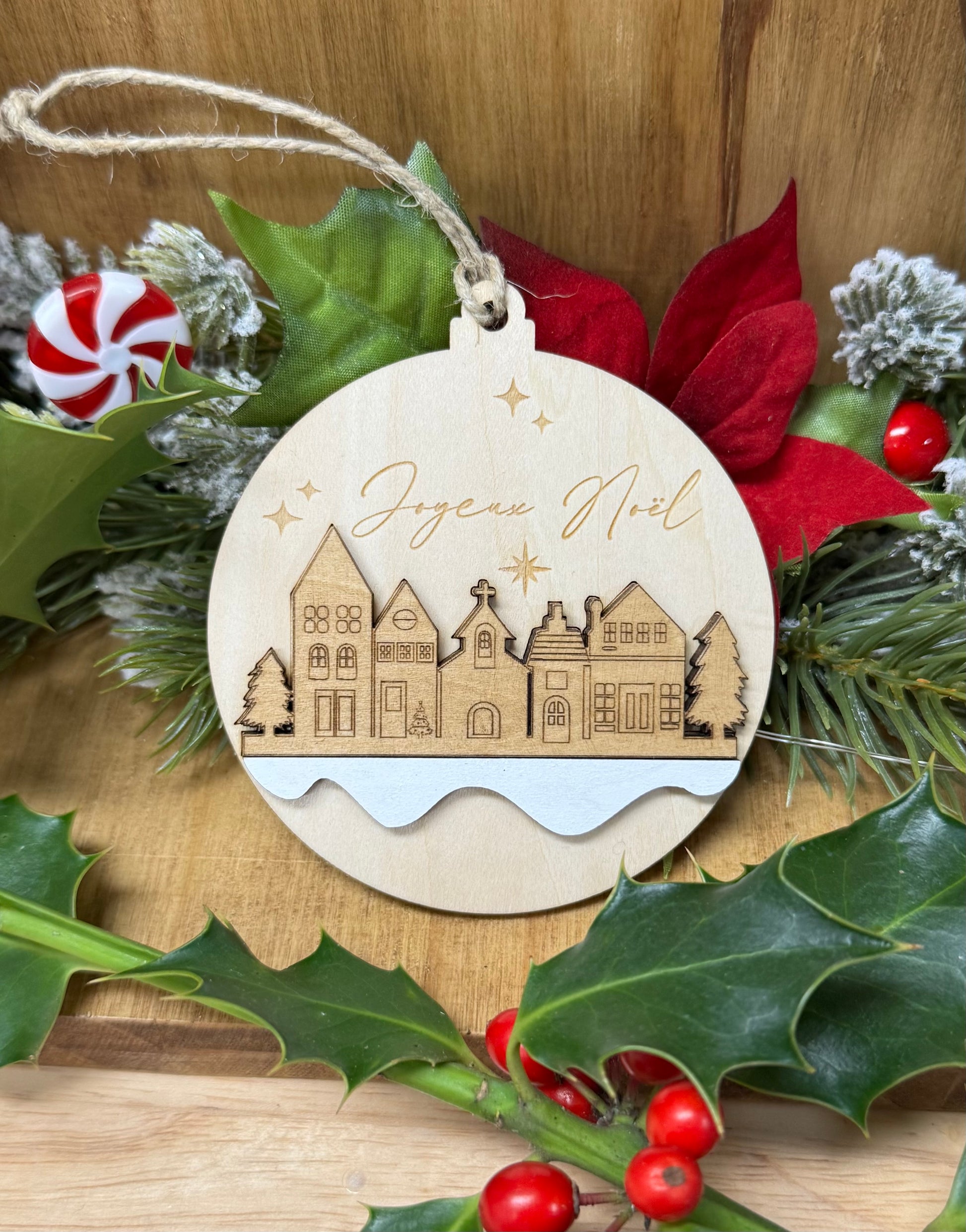 Boule de Noël en bois, avec en relief un village de Noël. personnalisable