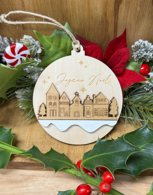 Boule de Noël en bois, avec en relief un village de Noël. personnalisable