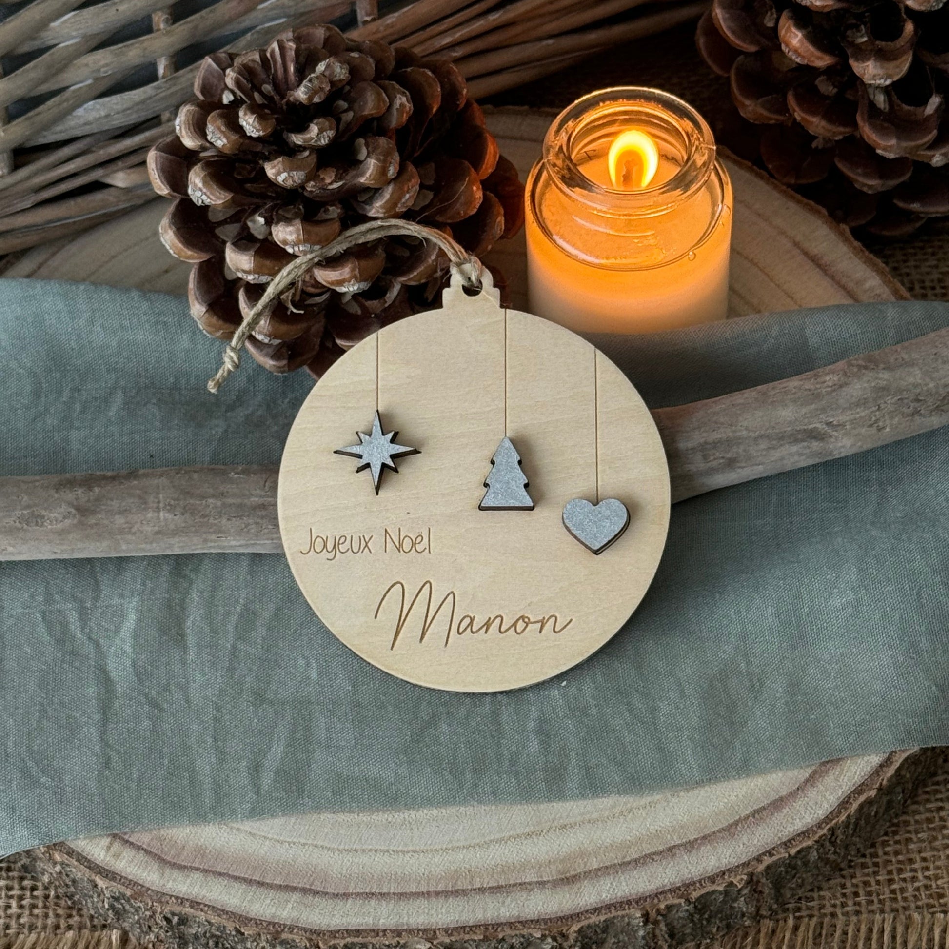 Boule de Noël en bois personnalisable, avec trois suspensions en relief