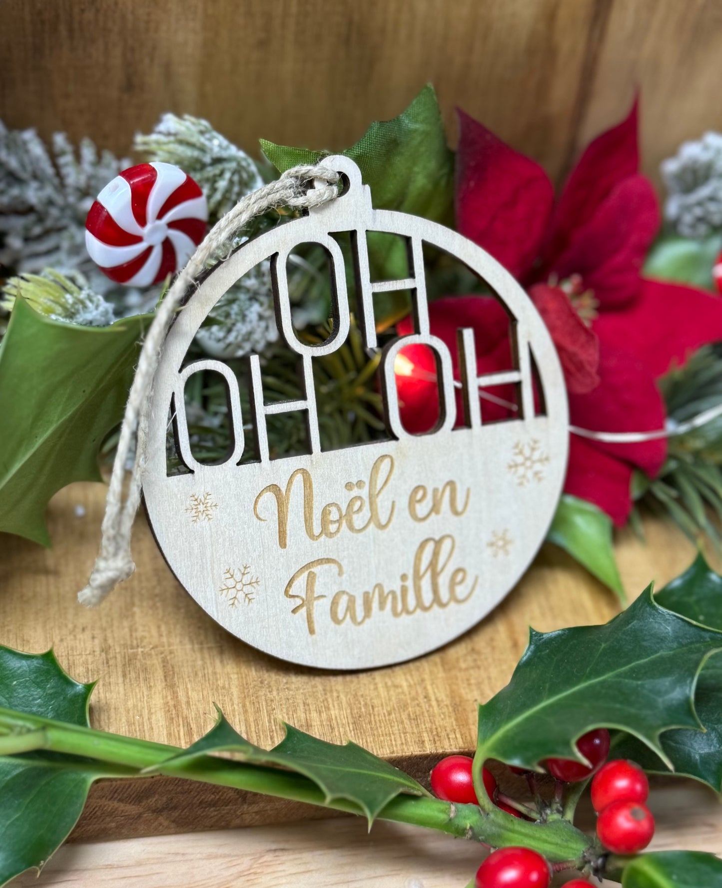 boule de noël en bois ajourée, gravure Noël en Famille