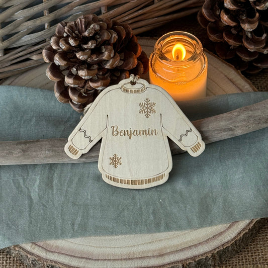 Suspension de Noël en bois en forme de pull de Noël. Personnalisable.