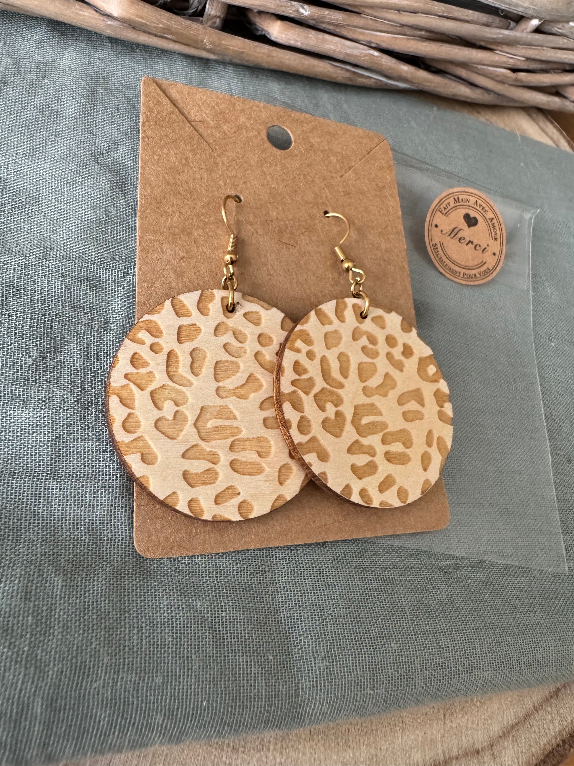 Boucles d'oreilles en bois et acier inoxydable motif léopard, fabrication française.
