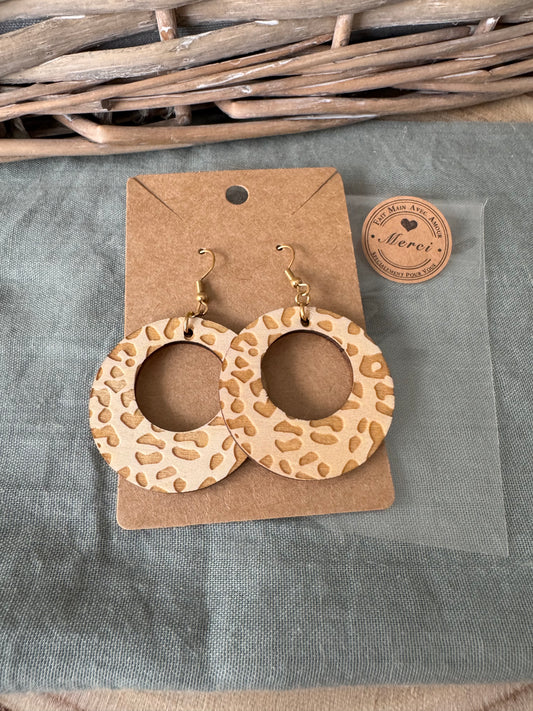 Boucles d'oreilles en bois et acier inoxydable, motif léopard, fabrication française.