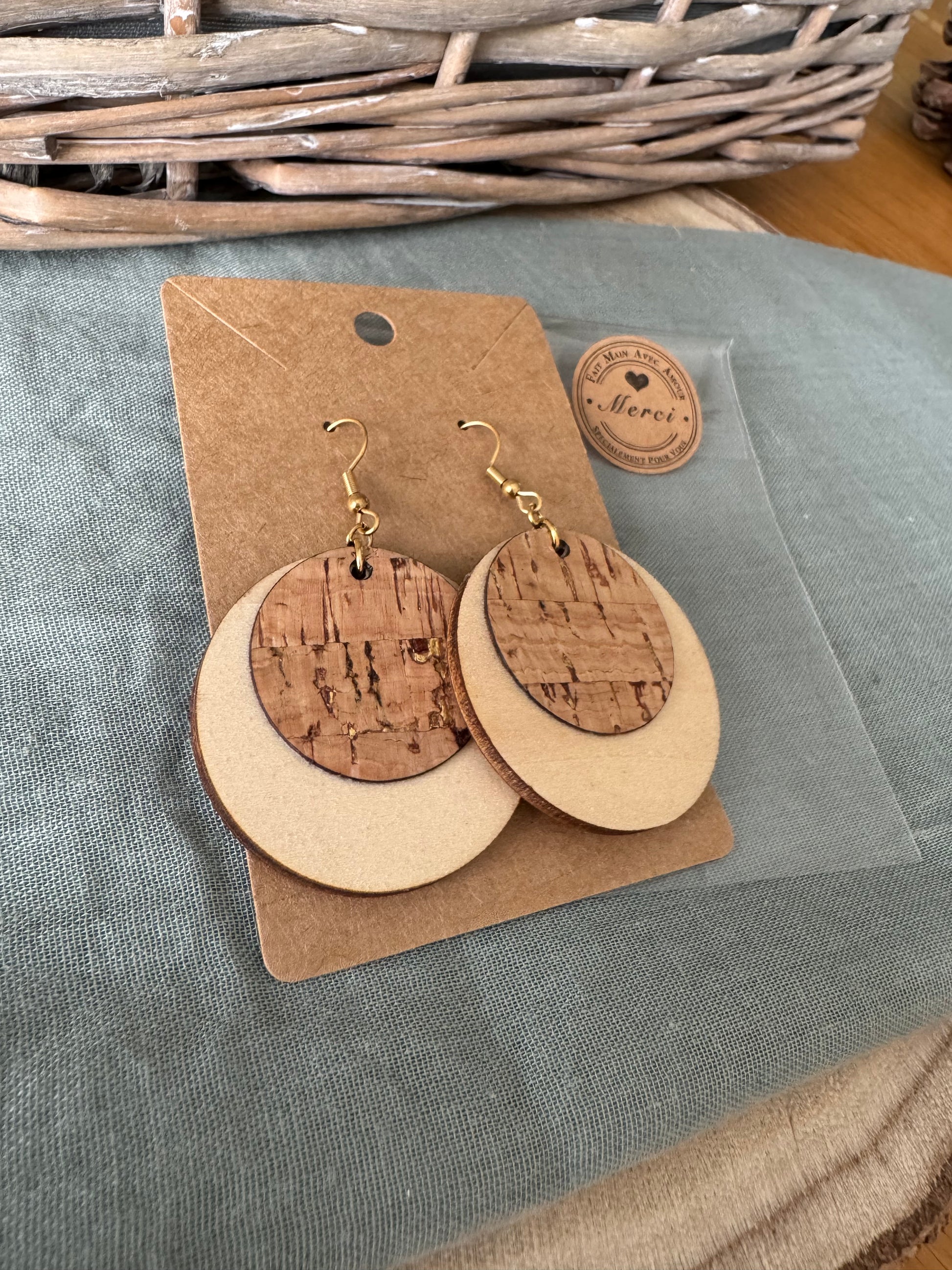 Boucles d'oreilles en bois et liège et acier inoxydable, fabrication française.