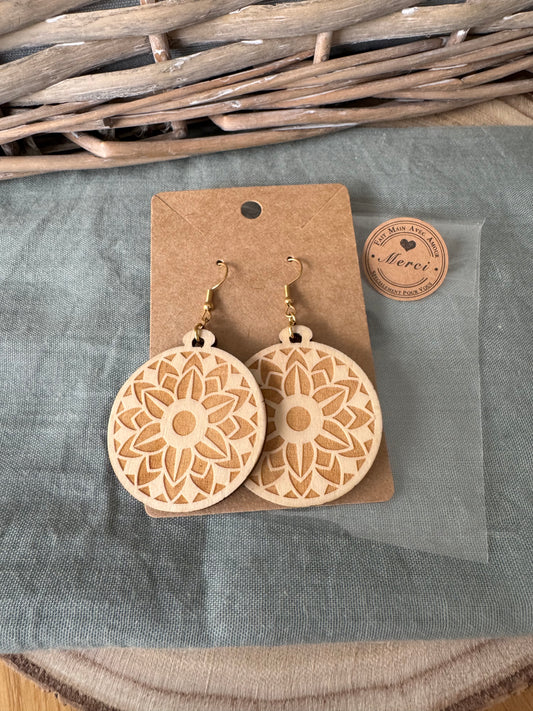 Boucles d'oreilles en bois et acier inoxydable motif mandala, fabrication française.