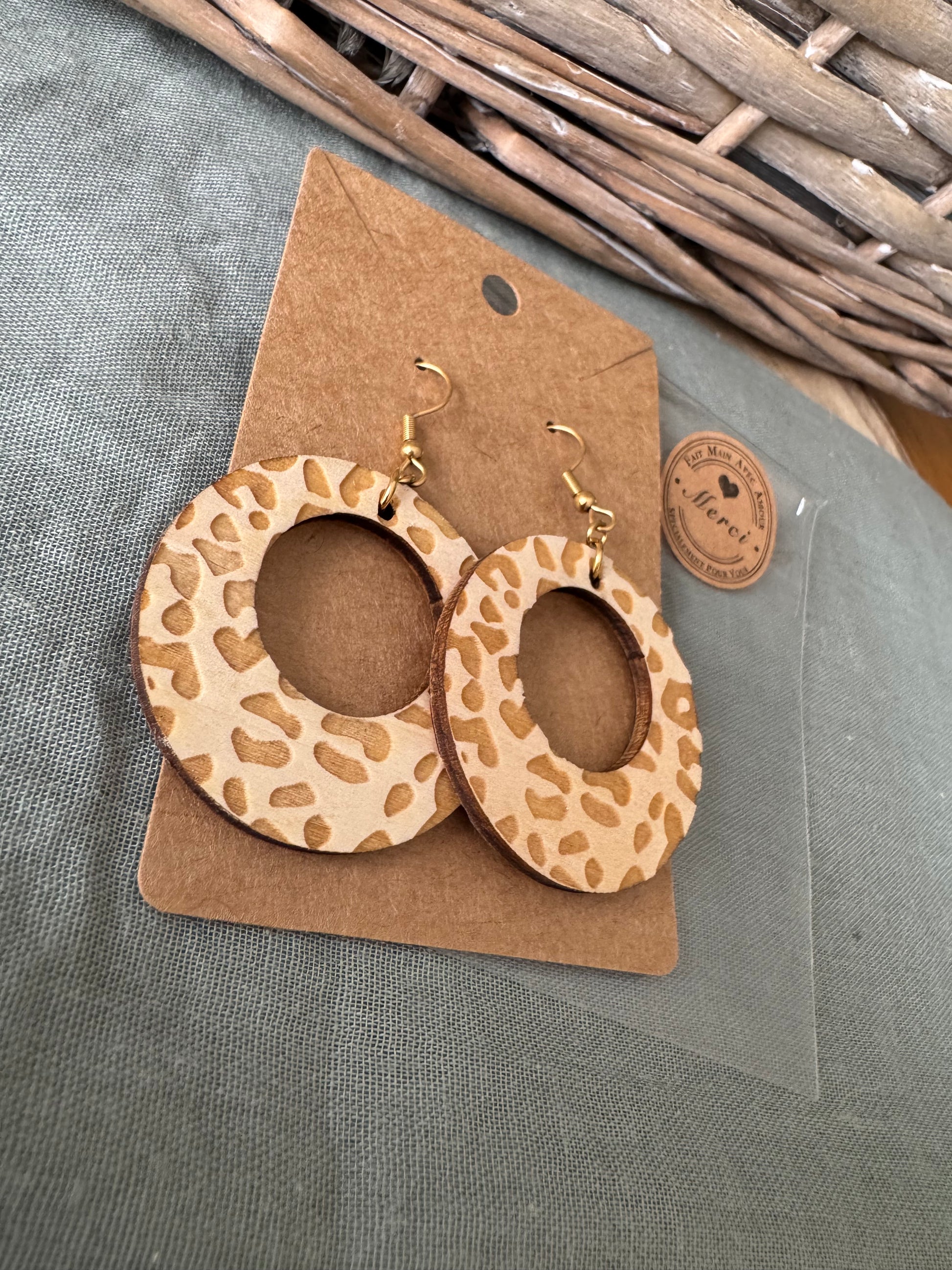 Boucles d'oreilles en bois et acier inoxydable, motif léopard, fabrication française.