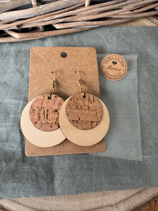 Boucles d'oreilles en bois et liège et acier inoxydable, fabrication française.