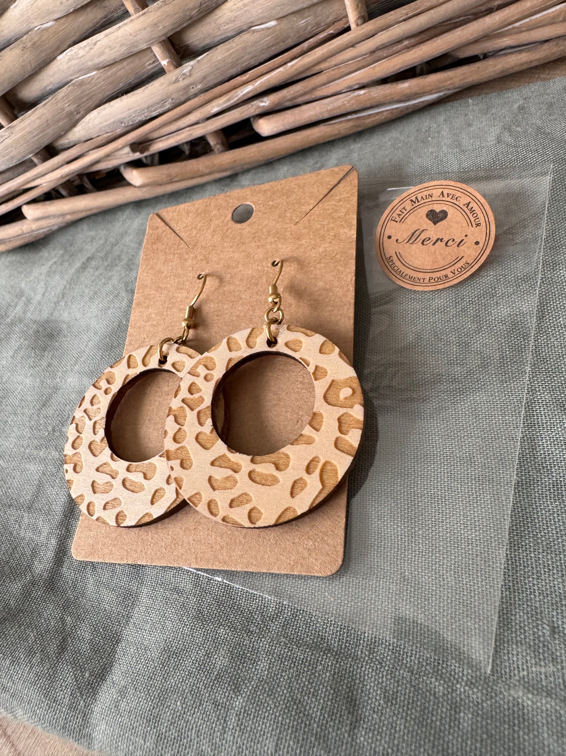 Boucles d'oreilles en bois et acier inoxydable, motif léopard, fabrication française.