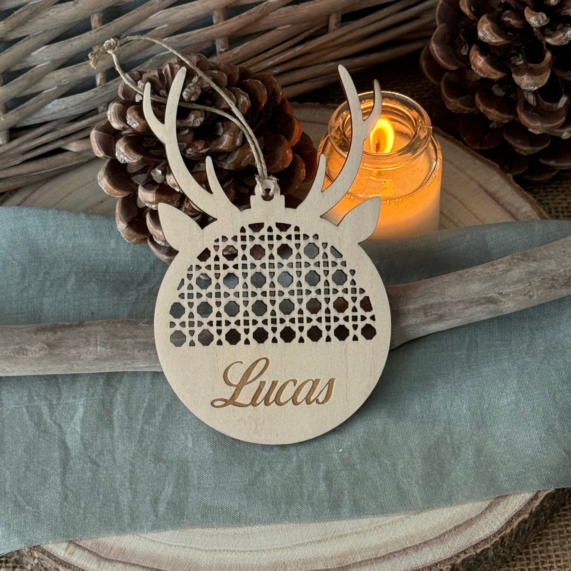 boule de noel en forme de tête de cerf, avec cannage à l'interieur, personnalisable