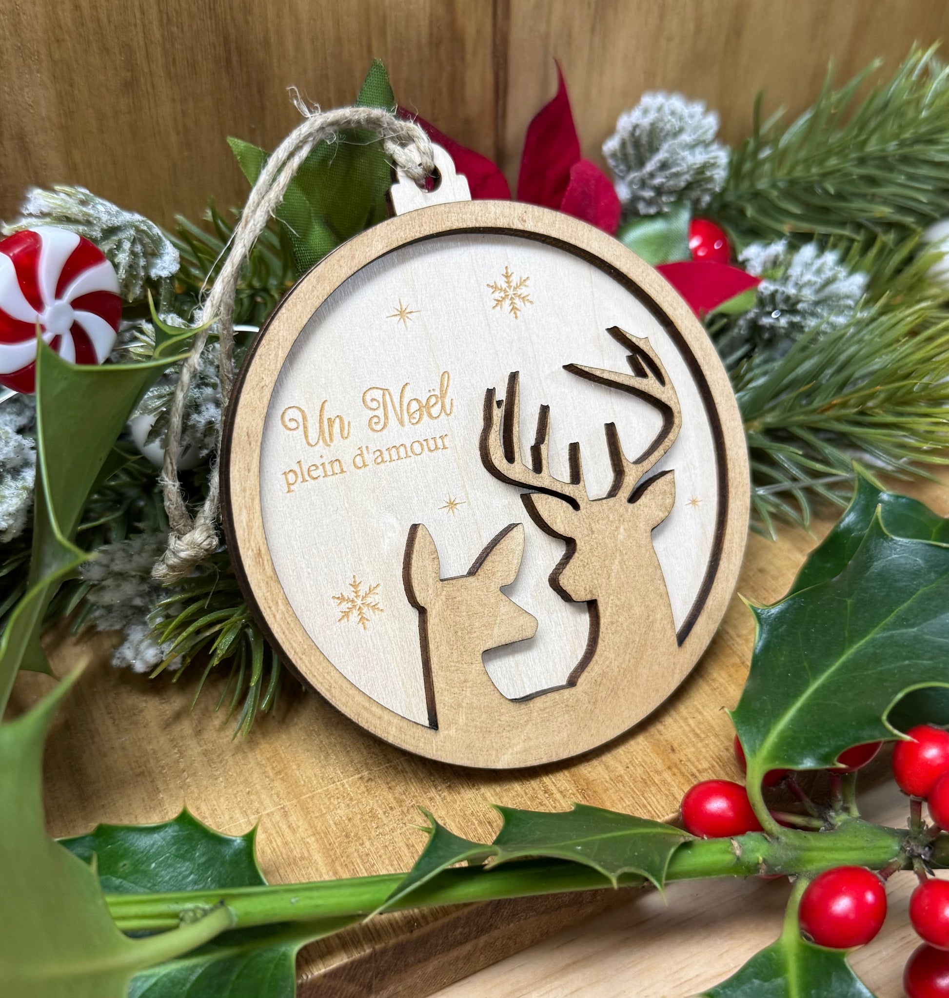 Boule de Noël en bois avec deux cerfs qui se regardent; gravure : un Noël plein d'amour