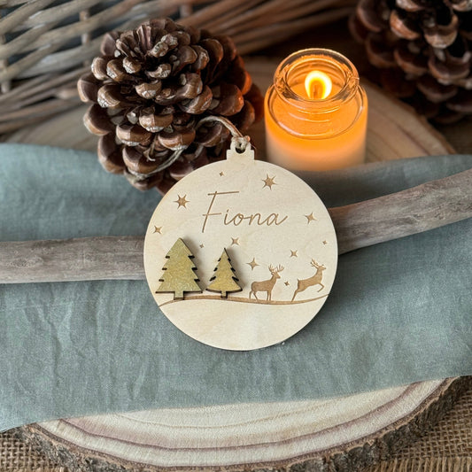 boule de noel en bois, avec deux sapins en relief doré, personnalisable
