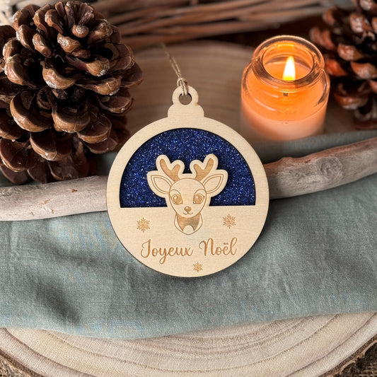 boule de noel en bois avec motif cerf et paillete à l'arriere, decoration artisanale pour sapin de noel