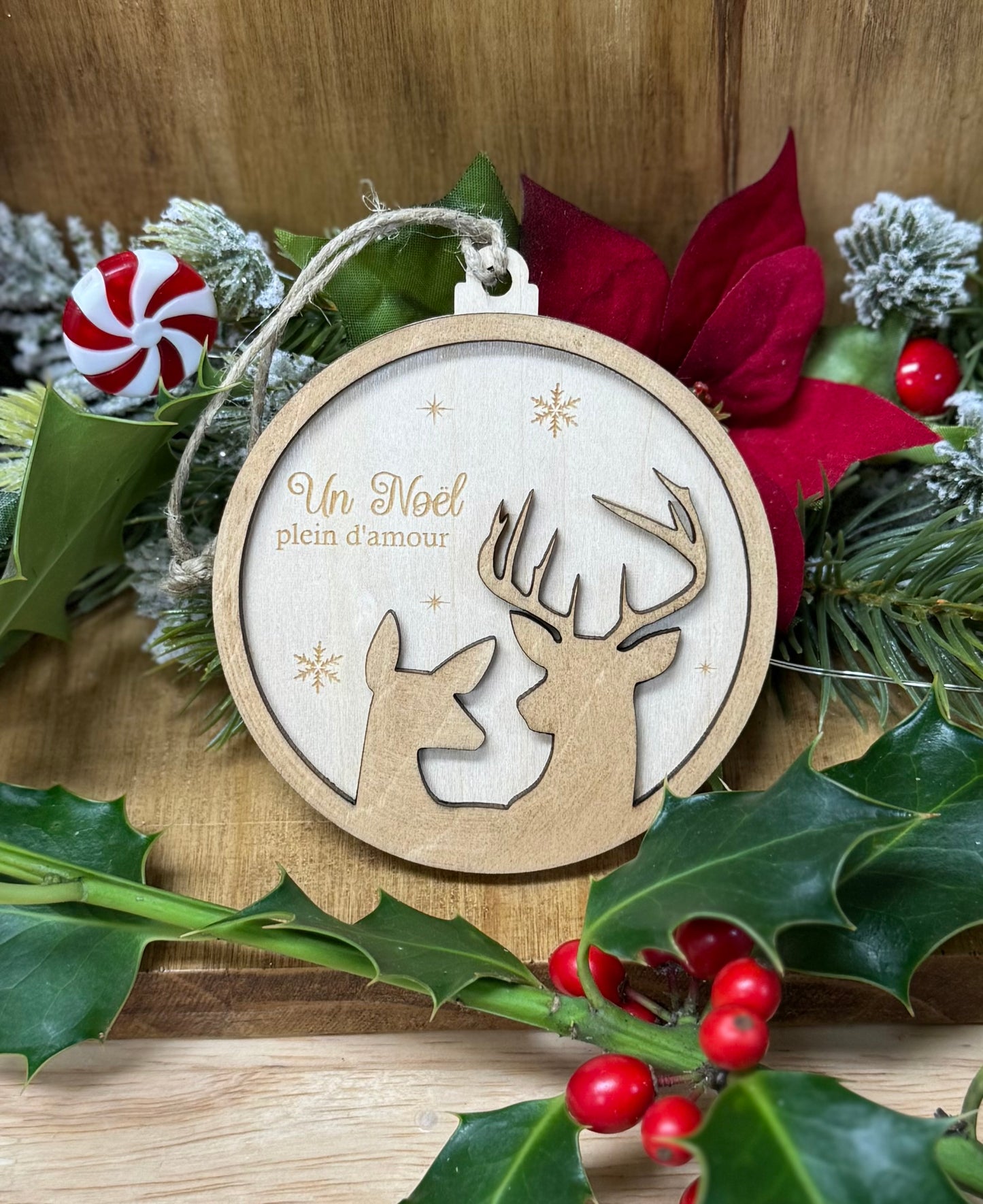 Boule de Noël en bois avec deux cerfs qui se regardent; gravure : un Noël plein d'amour
