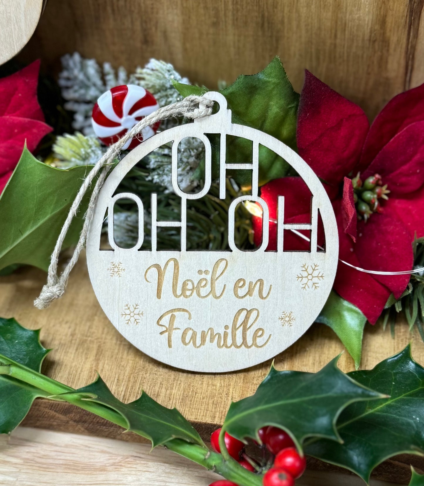 boule de noël en bois ajourée, gravure Noël en Famille