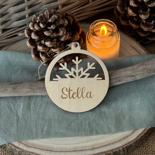 boule de noël en bois avec un demi flocon; personnalisable