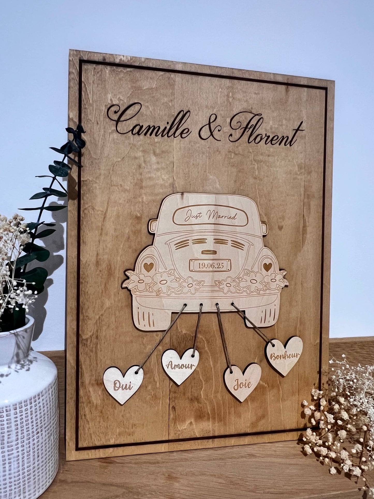 cadre mariage personnalisé - voiture de mariés en bois avec cœurs gravés et prénoms des mariés