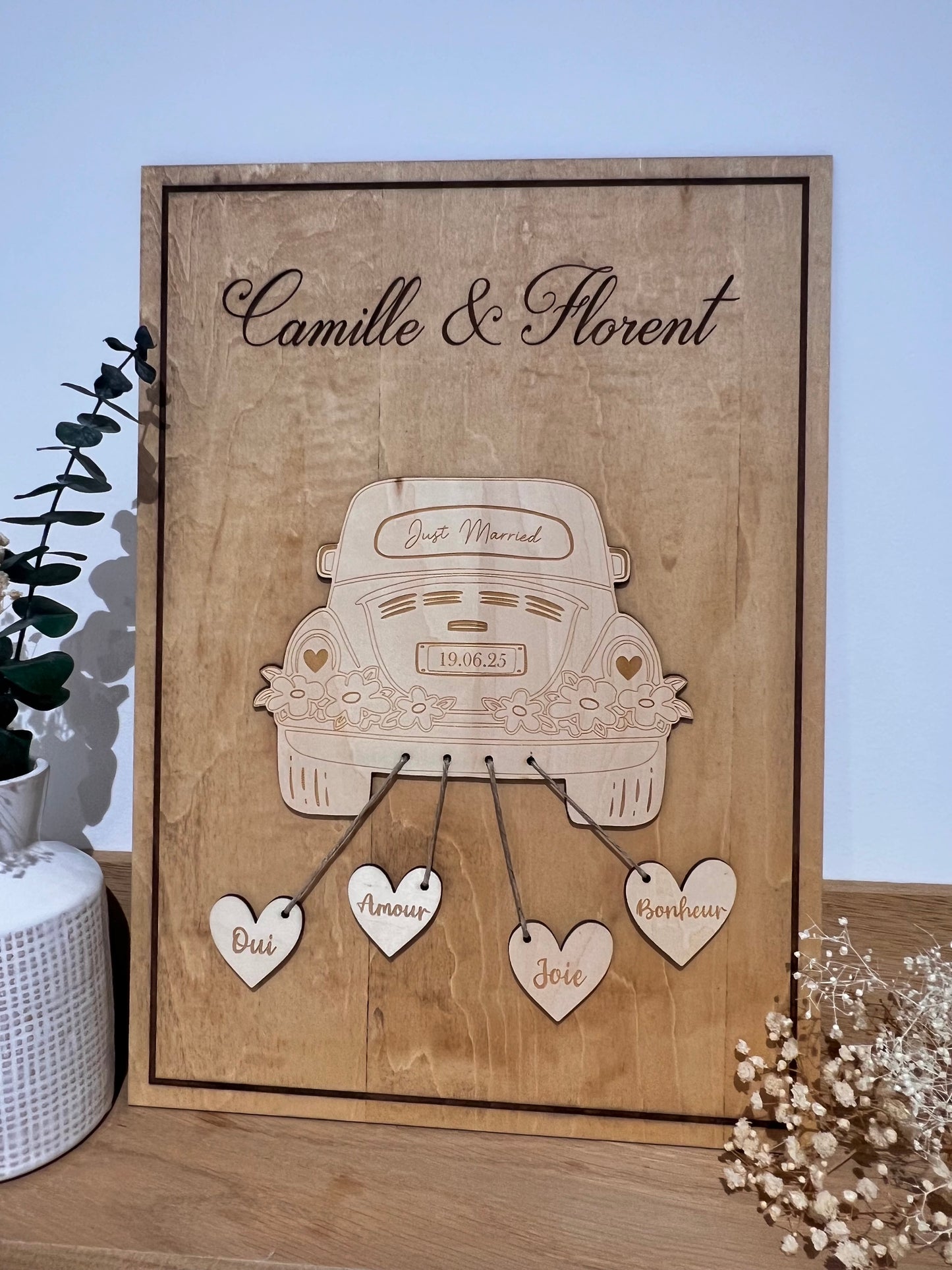 cadre mariage personnalisé - voiture de mariés en bois avec cœurs gravés et prénoms des mariés
