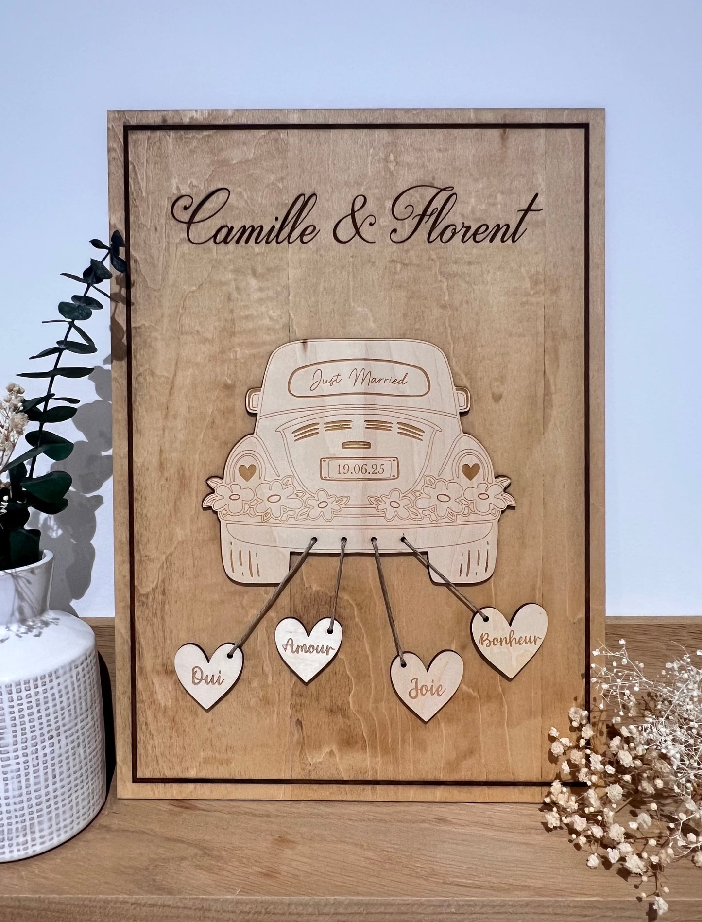 cadre mariage personnalisé - voiture de mariés en bois avec cœurs gravés et prénoms des mariés