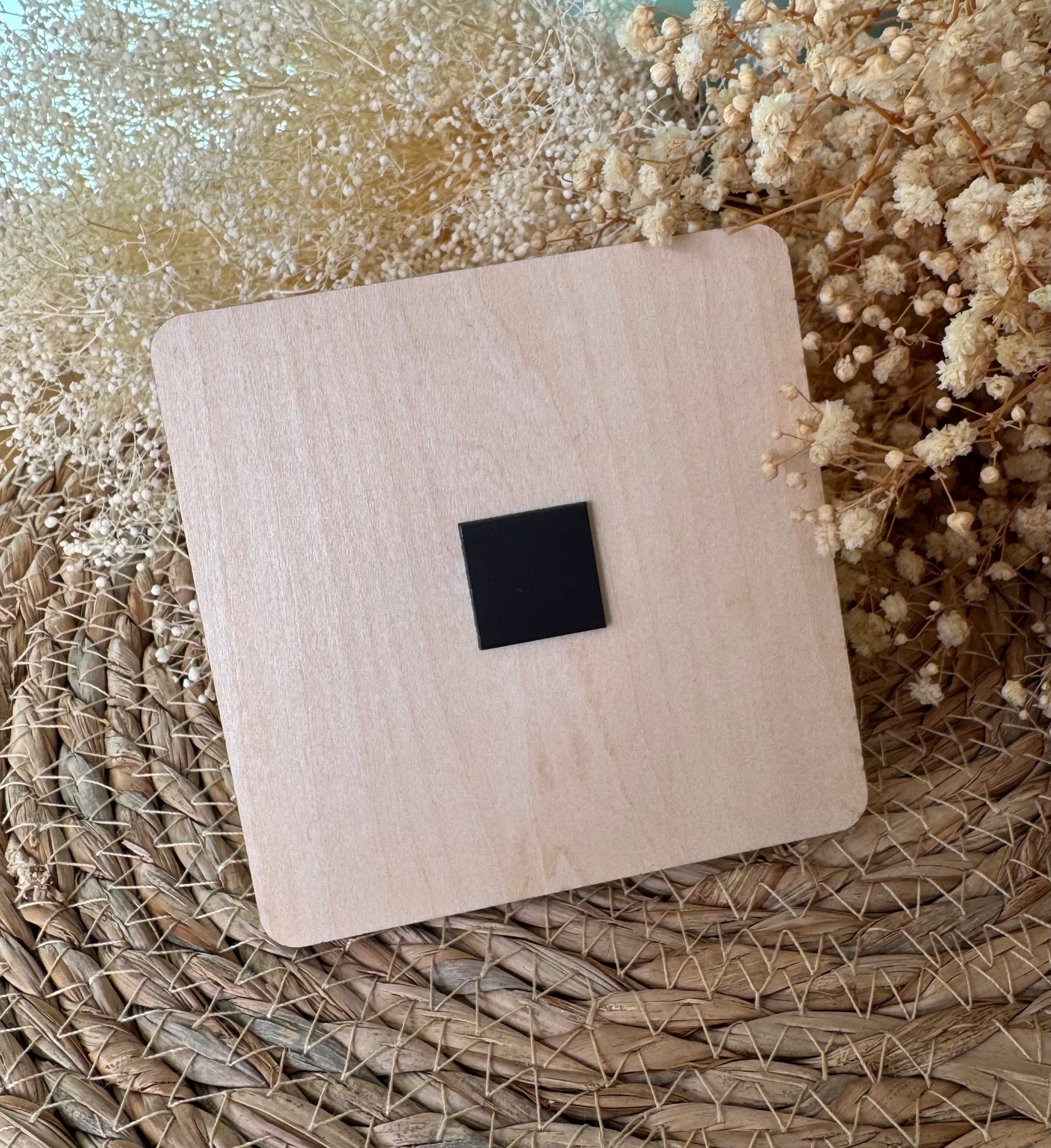 Magnet en bois gravé prénoms et date clé