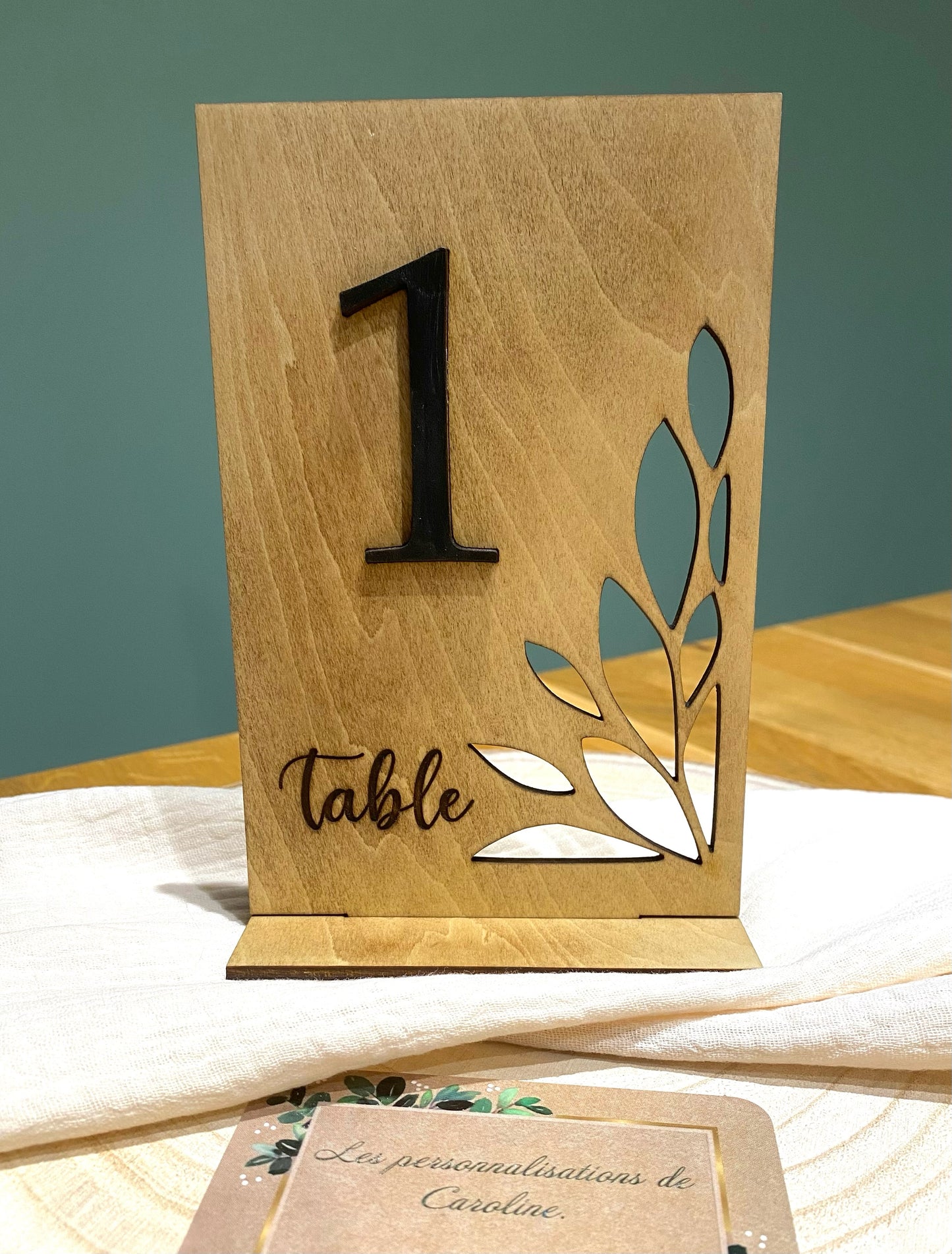 Accessoire de décoration de table mariage - numéro en bois.