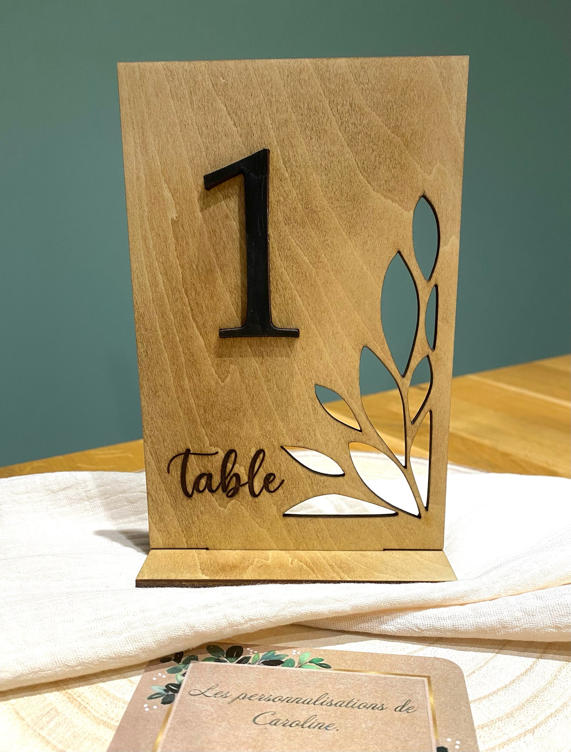 Accessoire de décoration de table mariage - numéro en bois.