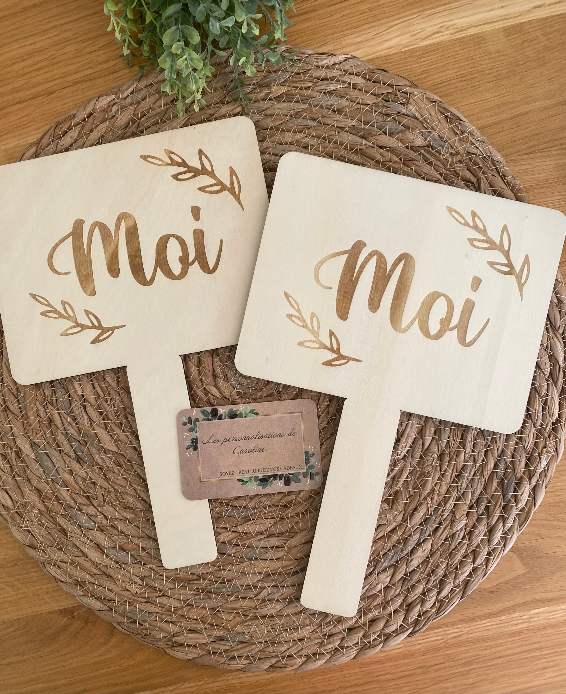 pancartes en bois gravées pour le jeu des mariés, personnalisées avec prénoms et date du mariage.