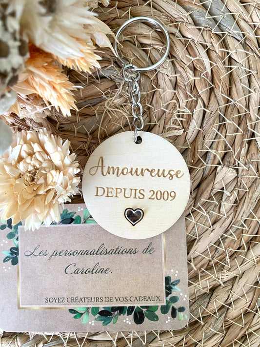 Porte-clés personnalisé en bois gravé avec l’inscription amoureuse depuis et cœur argenté en relief